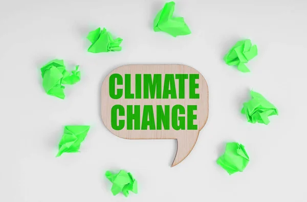 Ökológia Fehér Alapon Összegyűrt Zöld Papírdarabok Egy Feliratos Tábla Klímaváltozás — Stock Fotó