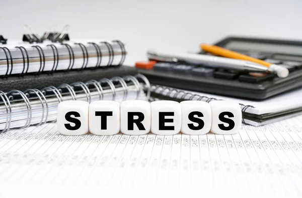 Üzleti Pénzügyi Koncepció Asztalon Irodai Tárgyak Között Kockák Felirattal Stress — Stock Fotó