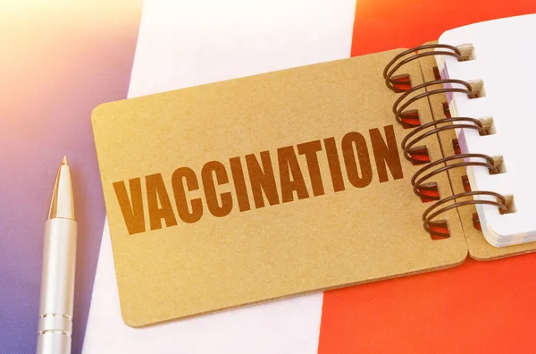 Nationellt Medicinkoncept Frankrikes Flagga Ligger Anteckningsbok Med Inskriptionen Vaccination — Stockfoto