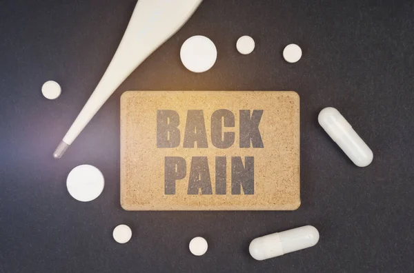 Концепція Медицини Чорному Тлі Термометр Таблетки Тарілка Написом Back Pain — стокове фото