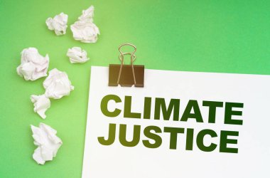 Ekoloji konsepti. Yeşil bir arkaplanda, buruşmuş bir kağıt ve üzerinde 