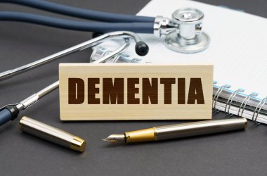 Tıp konsepti. Masanın üzerinde bir defter, bir steteskop ve üzerinde 