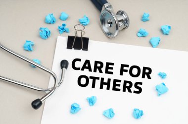 Tıp konsepti. Masanın üzerinde bir stetoskop, bir kalem, buruşmuş mavi bir kağıt ve üzerinde 