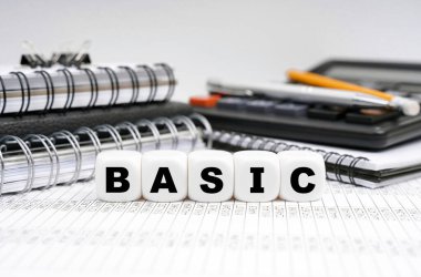 İş ve finans kavramı. Masanın üzerinde, ofis eşyalarının arasında, yazıtlı küpler- BASIC
