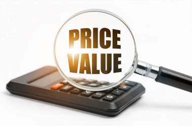 İş ve finans kavramı. Masanın üzerinde bir hesap makinesi ve bir büyüteç var. İçindeki yazıda... Fiyat Değeri