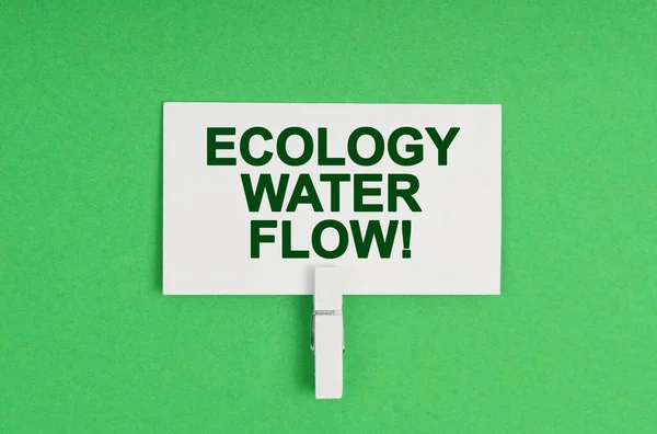 生態学の概念 緑の背景には 布の上に名刺 名刺は言う 生態系の水の流れ — ストック写真