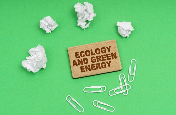 Ekologický Koncept Zeleném Pozadí Zmačkaný Papír Sponky Cedule Nápisem Ekologie — Stock fotografie