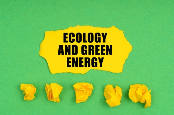 Ekologický Koncept Zeleném Pozadí Zmačkaný Žlutý Papír List Nápisem Ekologie — Stock fotografie
