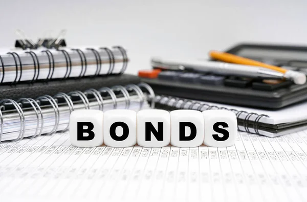 Finans Kavramı Masanın Üzerinde Ofis Eşyalarının Arasında Yazılı Küpler Bonds — Stok fotoğraf