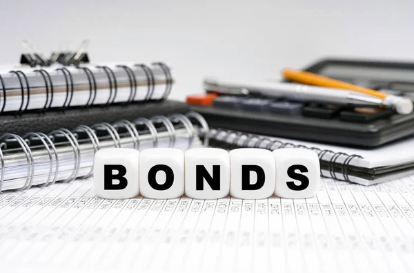 Bedrijfs Financieel Concept Tafel Tussen Kantoorobjecten Blokjes Met Inscriptie Bonds — Stockfoto