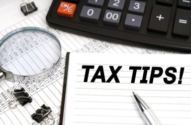 İş konsepti. Masanın üzerinde bir büyüteç, bir hesap makinesi, bir kalem ve üzerinde 