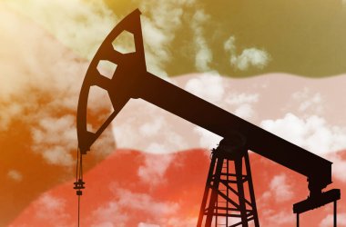 Enerji konsepti. Çifte çekim - Kuveyt bayrağının önünde yağ pompası