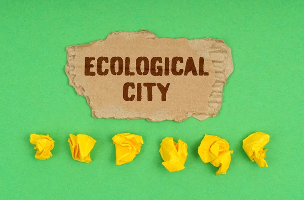 Экологическая Концепция Зеленом Фоне Смятая Желтая Бумага Картон Надписью Экологический — стоковое фото
