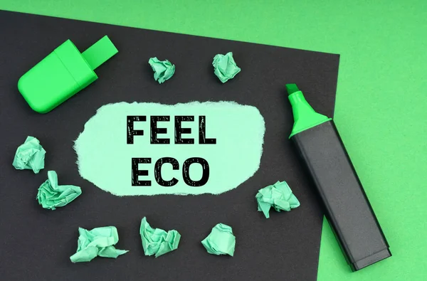 生態学の概念 緑の背景には マーカー 黒いシートと碑文と引き裂かれた紙 Feel Eco — ストック写真