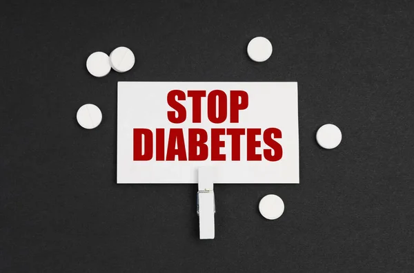 医学概念 在黑色背景下 有药丸和印有 停止糖尿病 字样的名片 — 图库照片