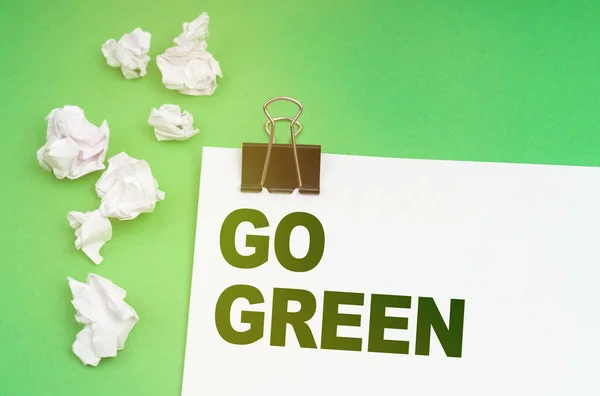 生态概念 在绿色的背景上 皱巴巴的纸和印有 字样的床单 — 图库照片