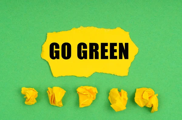 生態学の概念 緑の背景に 黄色の紙と碑文のシートを砕いた Green — ストック写真