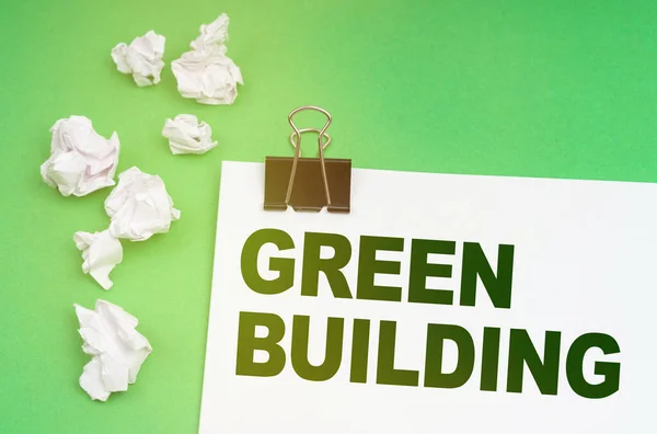 Ekologický Koncept Zeleném Pozadí Zmačkaný Papír List Nápisem Zelená Budova — Stock fotografie
