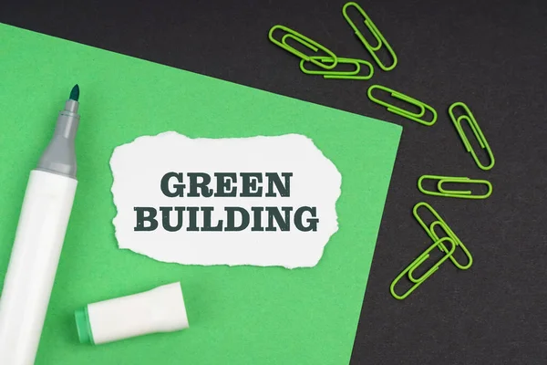 生態学の概念 黒の背景に マーカー 紙クリップ シートと碑文と引裂かれた紙 緑の建物 — ストック写真