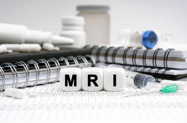 医学の概念 テーブルの上に日記 碑文とキューブ Mri — ストック写真