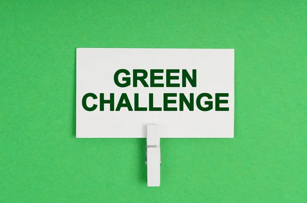 生态概念 在绿色的背景上 一个在衣夹上的名片 名片上写着 绿色挑战 — 图库照片