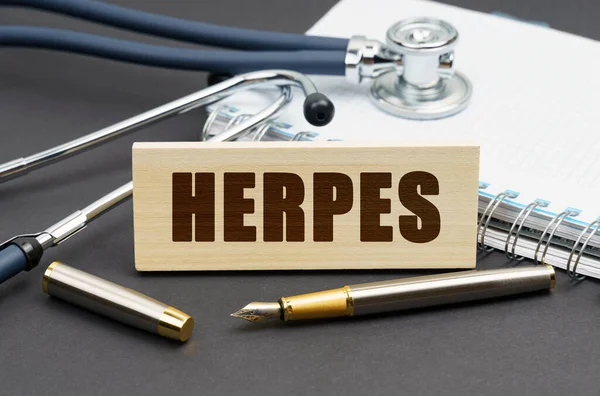 Concepto Medicina Mesa Hay Cuaderno Estetoscopio Letrero Con Inscripción Herpes — Foto de Stock