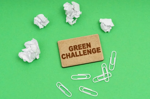 Ekoloji Konsepti Yeşil Bir Arka Planda Buruşmuş Kağıt Ataç Yazıyla — Stok fotoğraf