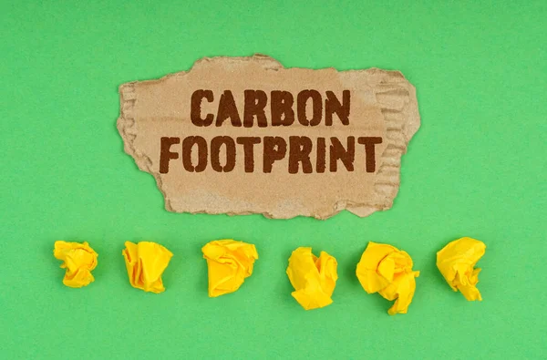 Экологическая Концепция Зеленом Фоне Смятая Желтая Бумага Картон Надписью Carbon — стоковое фото