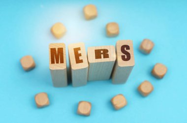 Tıp konsepti. Mavi arka planda, tahtadan küpler ve tahtalar - MERS