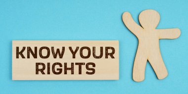 İş konsepti. Mavi arka planda, tahtadan bir adam figürü ve üzerinde 