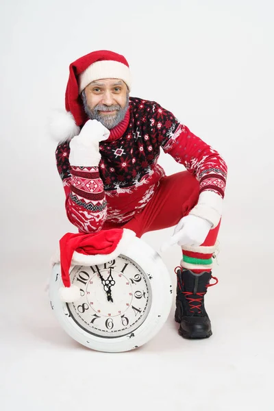Conceito Natal Ano Novo Papai Noel Está Sentado Inclinado Relógio — Fotografia de Stock
