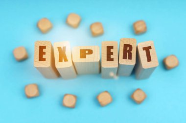 Tıp konsepti. Mavi bir arka planda, tahtadan küpler ve tahtalar üzerinde 