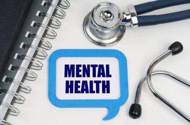 Tıp ve sağlık konsepti. Masanın üzerinde bir stetoskop, bir günlük ve üzerinde 