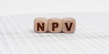 İş ve finans kavramı. Rapor belgelerinde NPV yazılı küpler var.