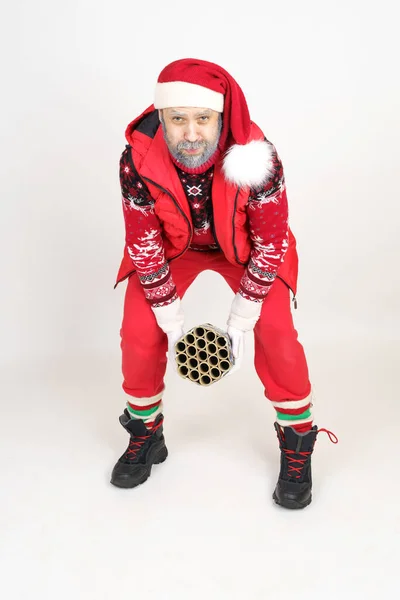 Koncepcja Bożego Narodzenia Nowego Roku Święty Mikołaj Trzyma Fajerwerki Rękach — Zdjęcie stockowe