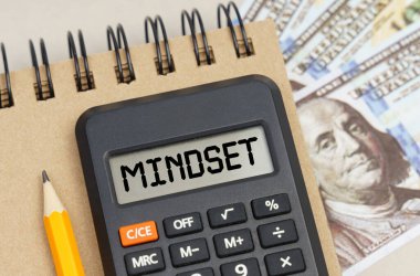 İş ve finans kavramı. Masanın üzerinde dolar, bir defter ve üzerinde 