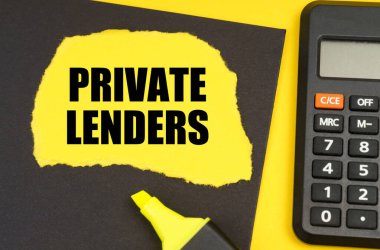 İş konsepti. Sarı arkaplanda, bir hesap makinesi, bir siyah sayfa, bir işaretleyici ve üzerinde özel LENDERS yazan sarı yırtık bir sayfa.