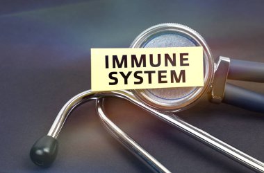 Tıp konsepti. Siyah bir arkaplanda, steteskop, üzerinde yazı olan bir çıkartma. -