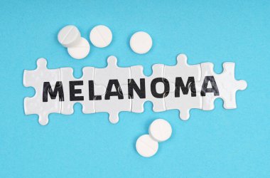 Tıp konsepti. Mavi arka plan hapları ve üzerinde 