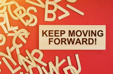 İş ve finans kavramı. Kırmızı arka planda ahşap harfler ve üzerinde 