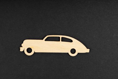 Ulaşım ve iş konsepti. Siyah arka planda tahta yolcu vagonu. İzole edilmiş.