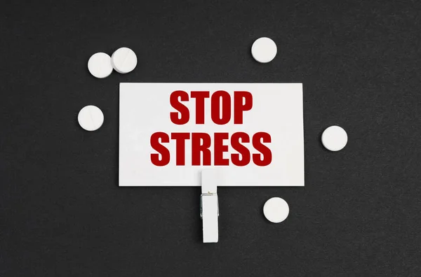 Orvosi Fogalom Fekete Alapon Vannak Tabletták Névjegykártya Felirattal Stop Stress — Stock Fotó