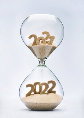 Yeni yıl 2022 konsepti kum saati düşen kum 2022 'nin şeklini alıyor.