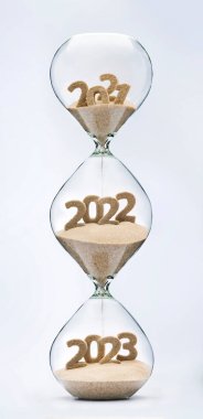 Geçmiş, şimdi ve gelecek konsepti. 3 parça kum saati. Düşen kum, 2021, 2022 ve 2023 yıllarının şeklini alıyor..