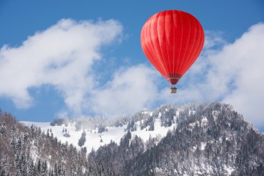 Kış peyzaj üzerinde balon