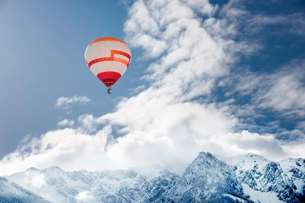 Ballon over winterlandschap — Stockfoto