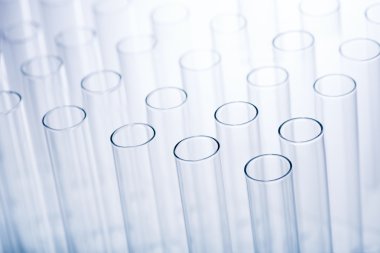 Boş test tüpleri bir rafa