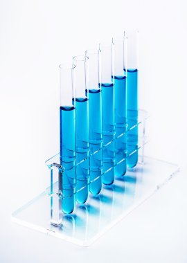 Mavi sıvı test tüpleri bir rafa içinde