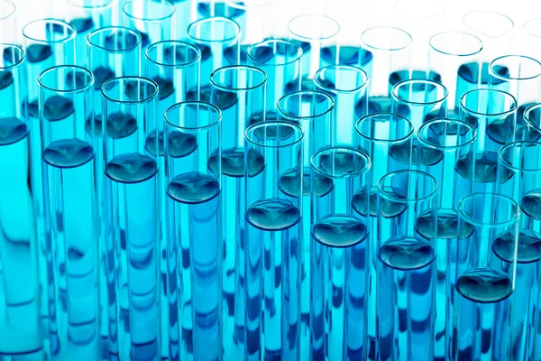 Liquido blu in provette in rack — Foto Stock