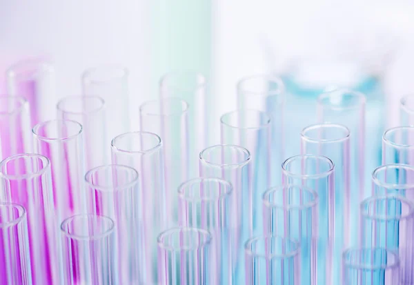 Blue and pink liquid in test tubes in a rack — Stock Photo, Image